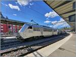 The SNCF BB 26177 is waiting with its short freight train in Bellegarde (Ain) to continue its journey to Genève La Praille. The train consists of the following freight cars: the Zancn 33 RIV 80 D-VTG 7929 200-3 (danger address 80 1789), the Zces 23 RIV 85 CH VTGCH 7376 622-3 (80 1830), the Uacns 37 TEN 80 D GATXD 9326 526 -7 (X423 1402), the Zacns 37 RIV 80 D VTGCH 784 6 346-0 (80 1824) the Zacns 33 RIV 87 F ERSA 7929 952-2 (80 1824) and the 33 TEN 80 D VTG 7834 837-2, So all tank wagons with cargo that is probably more or less easy to grip. 

August 26, 2024