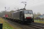 On a murky 17 December 2021, RFO 189 287 hauls a poorly loaded container train through Venlo-Vierpaardjes.