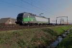 On 20 February 2021 RTB 193 739 catches the Sun at Roond whilst hauling a container train.