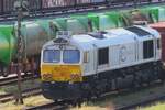 ECR 077 033 stands at Schwandorf and gets photographed from a bridge nearby the station on 20 September 2024.