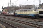 On 30 January 2018, 70s styled 215 082 eases at Düsseldorf Hbf. 