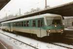 Scanned picture of 928 662 (non-motorised part of a 628 DMU) waits at Neuss Hbf in the snow on 13 January 2000.