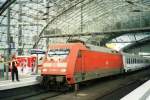 The train drivers washes up the windows of 101 068 before continuing this EC Hamburg-Warsaw via Frankfurt (Oder) and Rzepin on 28 Mai 2006.