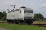 RheinCargo 145 084 passes solo through Kaarst Broicherseite on 8 August 2025.