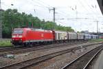 From the area of the DGEG-MUseum in Darmstadt-Kranichstein, one has a good -and perfectlylegal/public-  view on passing freights. The personnel of the museum has provided a black plastic band, tied between some poles to show the border between the museums' land and the adjacent DB tracks. There even hang some shields for the photographers, informing them to respect the black band. on 30 May this was respected when 185 115 passed Darmstadt-Kranichstein. When you pay to visit this museum, this spot becomes public ground, hence legal.