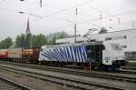 It starts to drizzle, when Lokomotion 185 663 begins banking a freight out of  Kufstein on 19 May 2010.