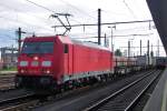 Intermodal train with 185 364 pauses at Linz Hbf on 15 September 2015.