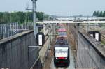 Trick shot of 189 109 at Barendrecht, now a hopelessly boxed-in station that made it on 18 June 2013 impossible to score a better cargo-shot than this.