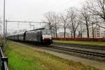 On a blurred 23 January 2014 MRCE 189 280 passes Wijchen with a Kijfhoek-bound coal train.