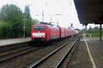 Bit of a trick shot: 189 083 is lowering her pantograph while passing through Emmerich to overcome the current difference between the Dutch (1500 Volt=) and the German (15 kV AC) systems on 14 April 2014.