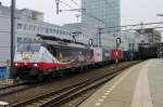 On a grey 13 December 2014 ERS 189 213 with the Poznan containershuttle (Poznan-Franowo <=> Rotterdam Kijfhoek) runs slowly thrpough Eindhoven Centraal. 