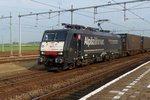 Taming the Alps, where no Alps can be seen: on 20 July 2016 SBB Cargo International 189 284 passes the utterly flat surroundings of Lage Zwaluwe. 