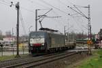 In appalling weather, 189 098 passes the railway crossings at Venlo-Vierpaardjes on a rainy 18 March 2017.