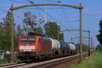 DBC 189 084 hauls six tank wagons through Hulten on 5 June 2024.