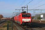 From the platform with some zooming: at Blerick this near frontal shot on 189 028 with her coal train could be made safely on 2 December 2023.