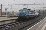 RTBC 193 485 hauls the PCC intermodal shuttle train through Arnhem Centraal on 14 December 2024.