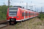 S-Bahn 425 555 is about to call at Rheinhausen on 16 September 2016.