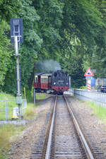 Steam locomotive 99 2321-0 »Molli« leaving the station in Bad Doberan on its way to the first stop, Stadtmitte (downtown). Date: 7th June 2025.