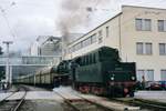 Coal train with 50 3519 hauls herself on 30 May 2004 out of Salzburg-Itzling. 