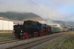 On 29 December 2024 EFZ 52 7596 enters Hausach with a special train. This train is deployed traditionally each year by EFZ between St.Georgen and Triberg -but since both stations are way to small and cramped to gibve the loco fresh water and to stable the train set for two hours, the second train naturally is lengthened to Hausach, where there is obviously enough space to refresh the loco and stable the train set -and giving paying passengers an extra ride! 