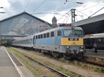 MAV 431 212 stands on 7 May 2016 in Budapest Nyugati.