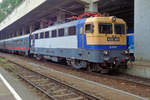 MAV 432 360 stands in the concrete section of Budapest-Nyugati on 7 May 2017. This part of the station was added on later, as is evident for the clash of architecture: the original station has a decent 19th Century architecture, whereas this add-on shows/sufers from the Communist-style concrete intimidating style.