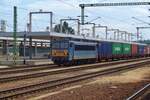 On 13 May 2018 MAV 630 031 hauls a container train through Kelenföld.