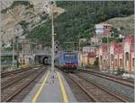 The FS Trenitalia E 464 399 with his local train is arriving at Finale Ligure. 

17.06.2024