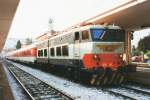 FS 656 462 with E 9 'Paganini' waits until the photographer has done his thing before departing at Como San Giovanni on 19 June 2001.