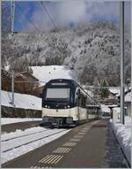 The CEV MVR ABeh 2/6 7504 'Vevey' is waiting in the snowy Les Avants as R 34 2317 for the departure (from 1:13 p.m.) to Montreux (at 1:43 p.m.). As the kilometer sign on the contact line mast on the right of the picture shows, Montreux is only 8 km f ...