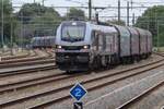 New is the steel train between Beverwijk Tata Steel and Maastricht Beatrixhaven. RFO 2019 304 enters Sittard on 22 September 2024 with such a steel train and will wait for 15 minutes before departing to Maastricht with electric traction. At the station of Maastricht, the loco will switch off the electrics, run round an use Diesel power to haul the literal last mile to the Beatrixhaven.