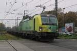 RFO 193 507 -in new design- hauls an empty container train through Emmerich on 23 October 2024.