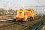 Strukton 302282 passes 's Hertogenbosch on 13 July 2008.