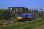 RailTraxx 266 016 speeds solo through Tilburg Reeshof on 11 June 2025.