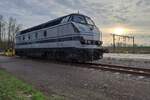 On 4 January 2025 the Sun starts setting above Lage zwaluwe when RFO 6702 was seen there. This loco used to be an NMBS/SNCB HLD Class 62/63 and became ACTS 6702 when sold to that now defunct Dutch private railway operator. LOCON Benelux had this loco in an orange-white outfirt, but collapsed on her turn. RFO took some contracts and half of the loco fleet from LOCON and decided to apply her own two-tone grey colour scheme on this loco albeit with the darker grey outlined in NMBS 1970s style.