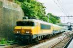 On 30 August 2000 NS 1754 with Touristik-Express (substituting for a malfunctioning ICE to Hannover-Laatzen) leaves Arnhem Centraal. 