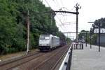 You won't get them very much shorter: Railpool 186 296 hauls two freight wagons when passing through Tilburg-Universiteit on 29 July 2018. 