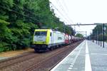 Captrain 186 152 passes through Tilburg-Universiteit on 29 July 2018.