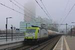 MD hires CapTrain 186 157 and haulss an LNG train with that loco through a misty Tilburg on 18 January 2025.