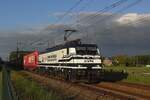 On 6 June 2021 Retrack 189 211 hauls a container train through Alverna.