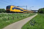 NS 7631 passes Niftrik, the photographer and his bycycle on 17 May 2017.