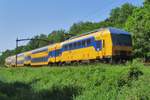 NS 7530 passes Tilburg Oude Warande on 26 May 2017.