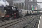 At the rear of the Christmas-express of 15 December 2024, VSM's 23 076 enters Nijmegen.