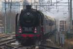 From the platform with photographic zooming VSM 50 307 could just be caught banking the Christmas-express steam shuttle train out of Nijmegen back to Arnhem on 14 December 2024.