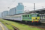 Back in her original colours, EP07-174 calls at Warszawa Zachodnia on 2 May 2016.