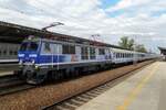 EP09-031 stands at Warszawa-Wschodnia on 1 May 2016. Note the two different types of pantograph on the loco.  EP09-031 stands at Warszawa-Wschodnia on 1 May 2016. Note the two different types of pantograph on the loco.