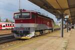 Showing the latest ZSSK livery, 754 085 runs round at Vrutky on 18 September 2024.