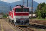 Showing the latest ZSSK livery, 754 085 runs round at Vrutky on 18 September 2024.