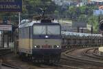 Quite literally just around the corner: ZSCS 363 140 hauls a BLG block train through Bratislava hl.st.