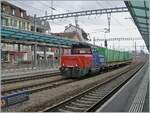 The SBB Cargo Eem 923 013-8 shunts flat wagons with Triudel containers (waste recycling) in Renens VD. 

January 28, 2025